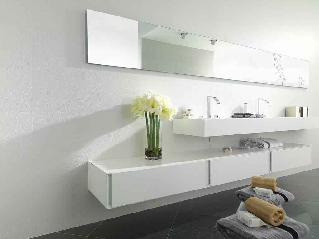 Porcelanosa gotas blanco: een mooie lichte tegel, gecombineerd met smalle wastafels en hangende kastruimtes. Ideaal voor de kleine badkamer.