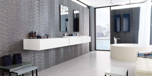 Moderne badkamer met Porcelanosa tegels.