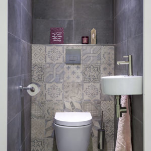 Zwevend toilet met vintagelook keramische tegels bij Verwijst.