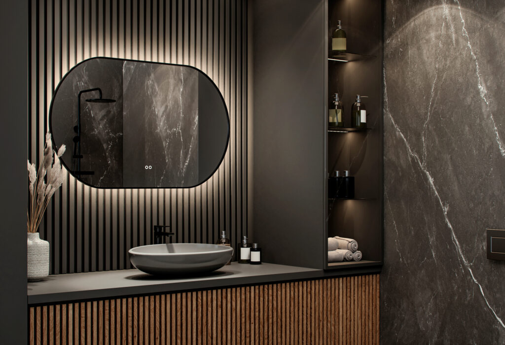 Chique badkamer met verlichte spiegel en badkamermeubel van hout en marmer blad.